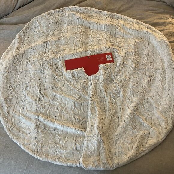 Belk Joyland Christmas Tree Skirt Ivory Into The Woods Faux Fur 48” Diameter - Picture 5 of 9